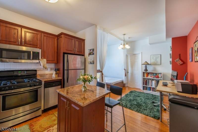 80 Bay St - Photo 1