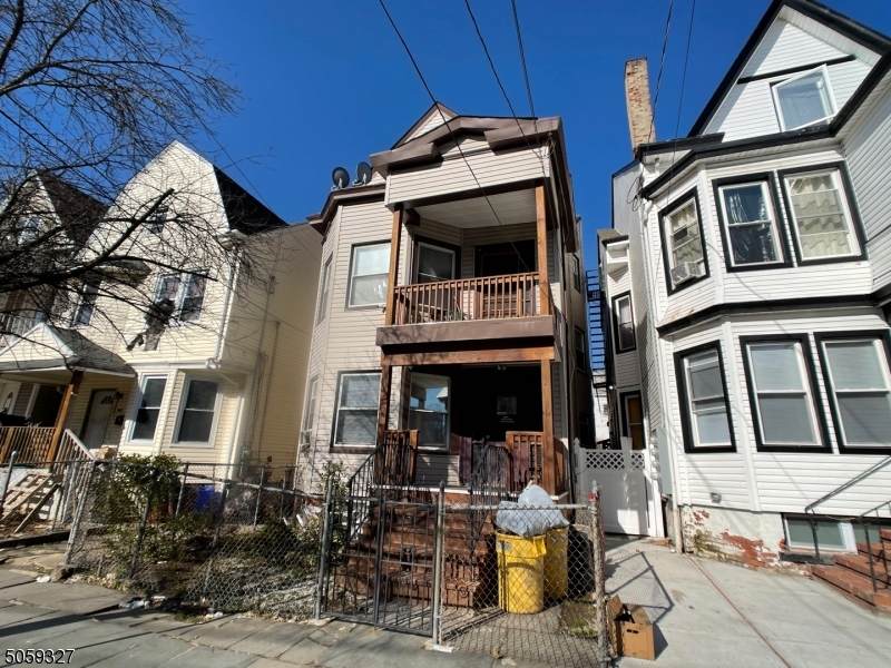 666 E 22nd St - Photo 1