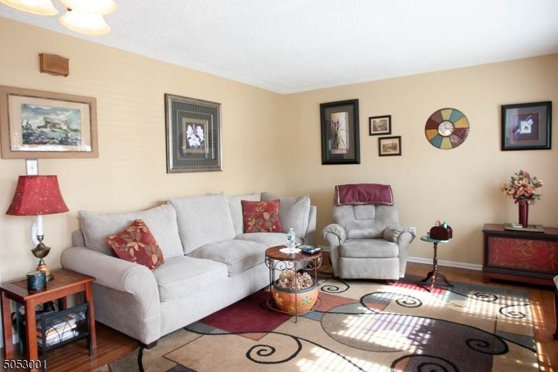 8 Burlington Ct - Photo 1