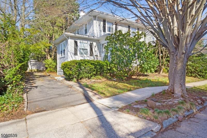 12 Hawthorne Ave - Photo 1