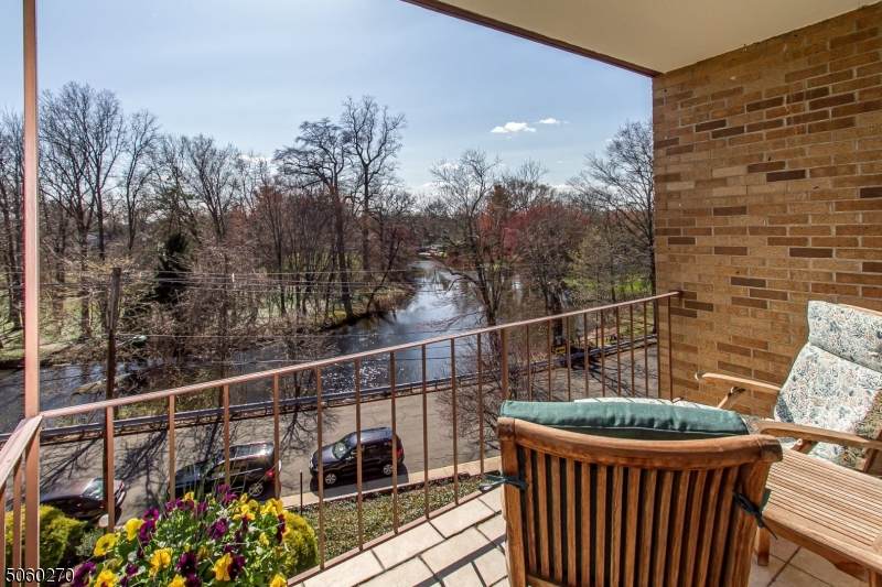 22 Riverside Dr - Photo 1