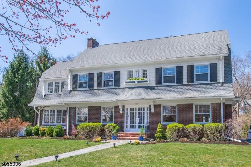 102 Clinton Ave - Photo 1