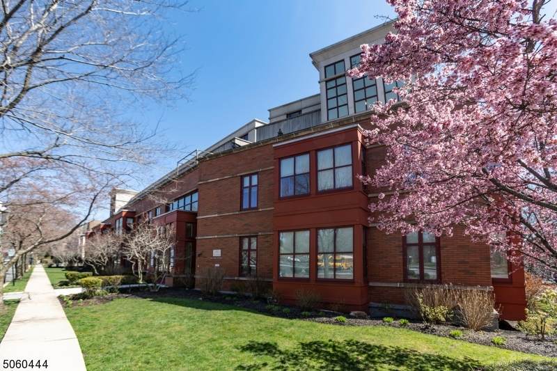 85 Park Ave - Photo 1