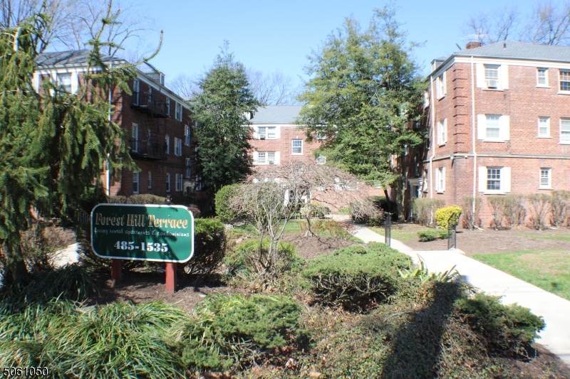 88 Forest Hill Pkwy - Photo 1