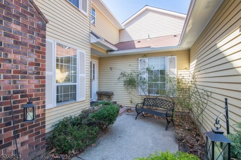 8 Birdseye Cir - Photo 1