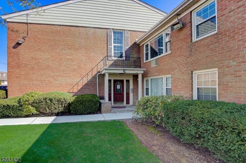 605 Grove St - Photo 1