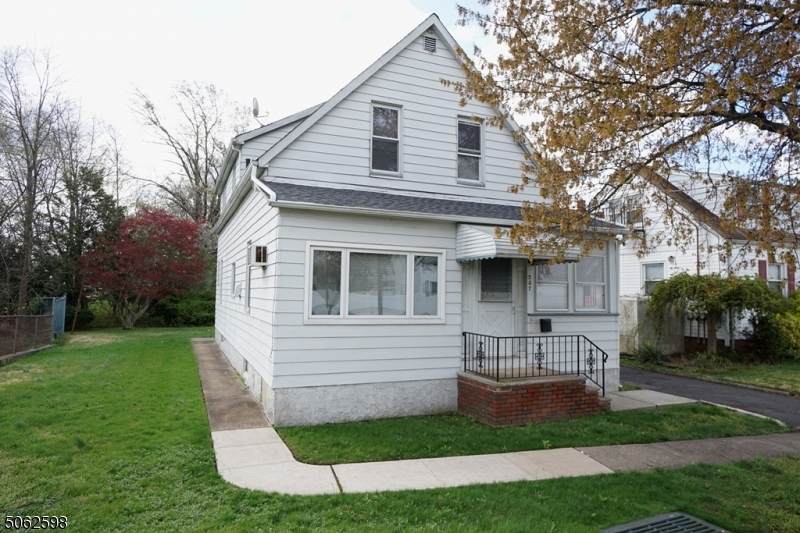 207 W 11th St - Photo 1