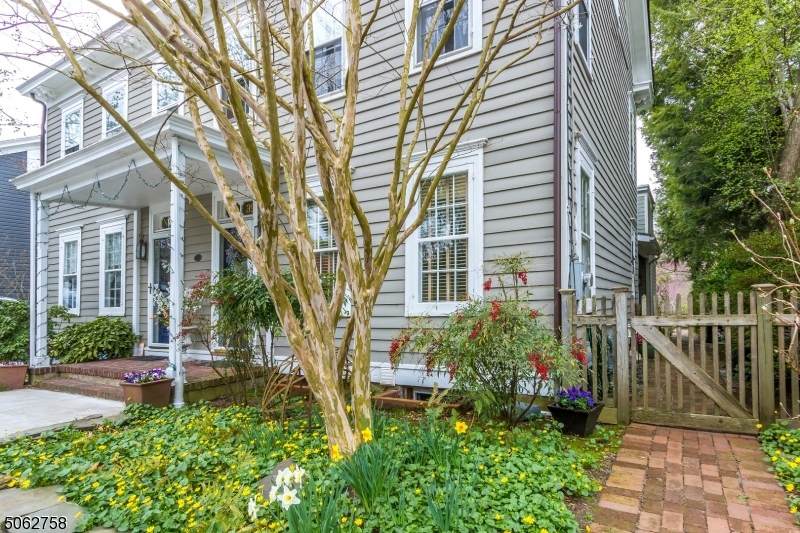 39 Clinton St - Photo 1