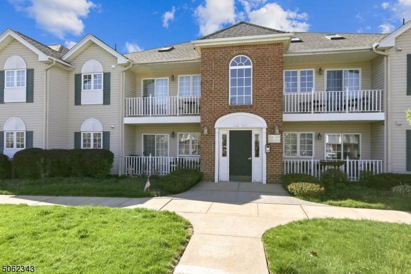 105 Roseland Ave - Photo 1