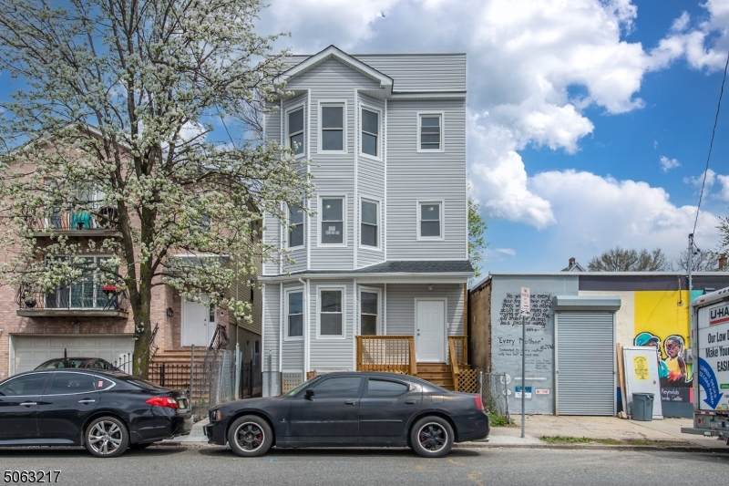 547 Hawthorne Ave - Photo 1