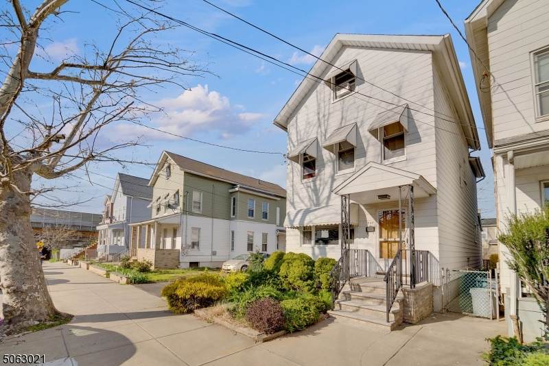 327 Marshall St - Photo 1