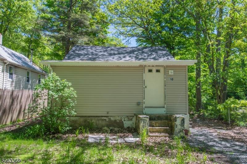 10 Yorktown Rd - Photo 1