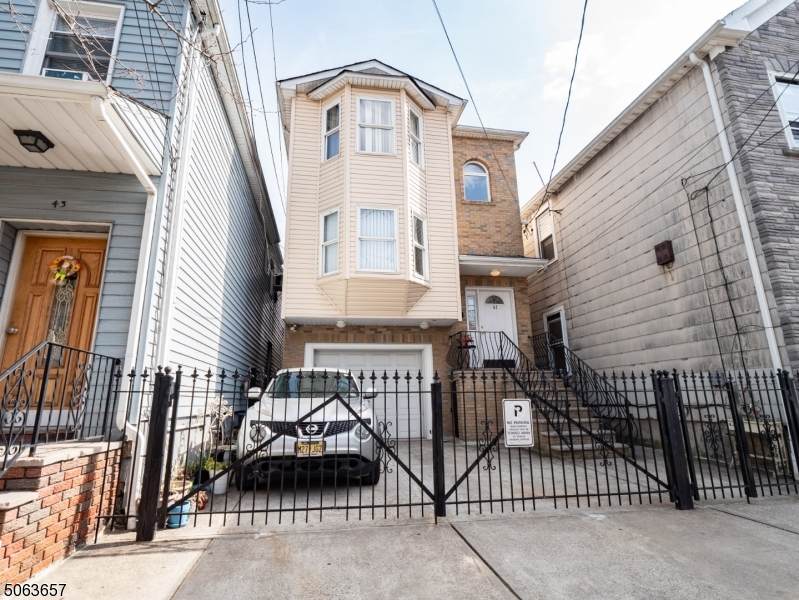 41 Napoleon St - Photo 1