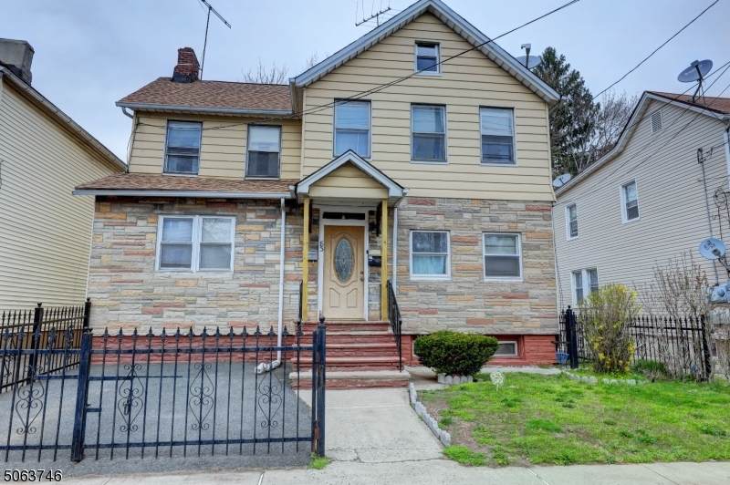83 Myrtle St - Photo 1