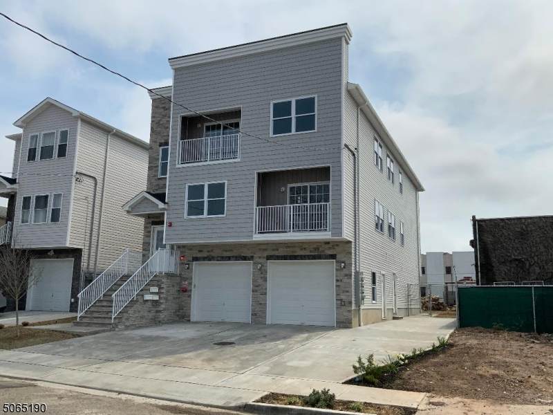 209 Oak St - Photo 1