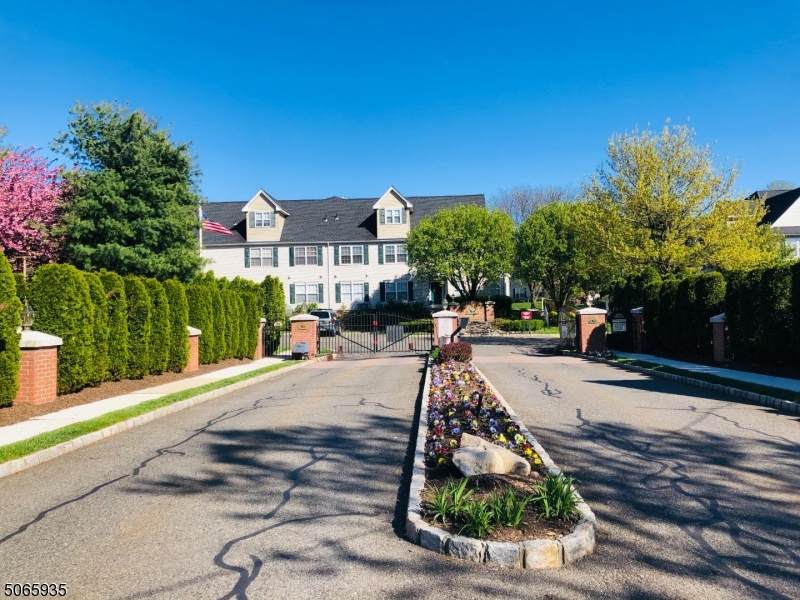 207 Cambridge Ct - Photo 1