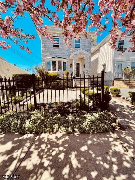 100 Broughton Ave - Photo 1