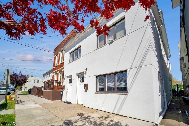 166 Lincoln Pl - Photo 1