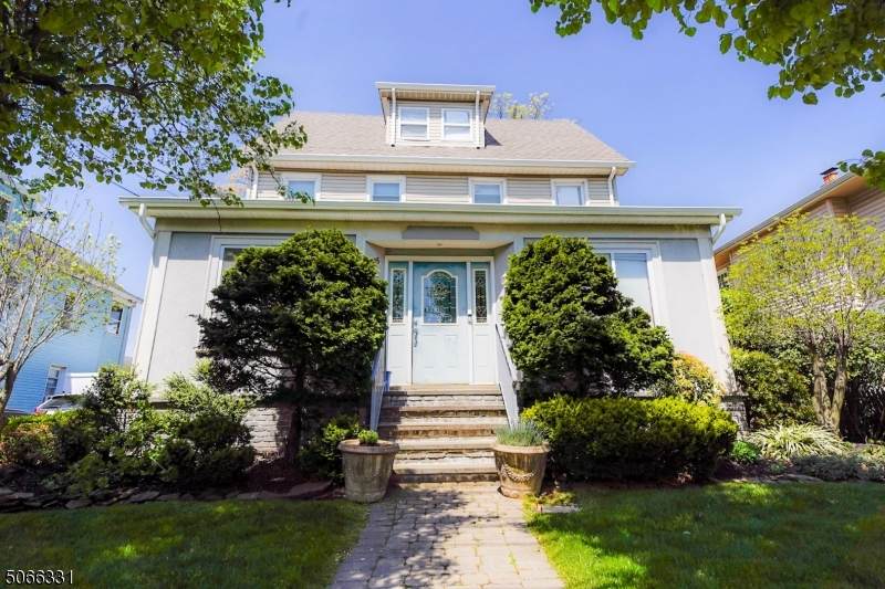 225 Pennsylvania Ave - Photo 1