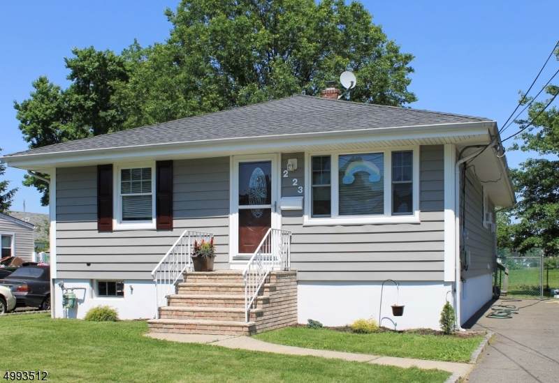 223 Hawthorne St - Photo 1