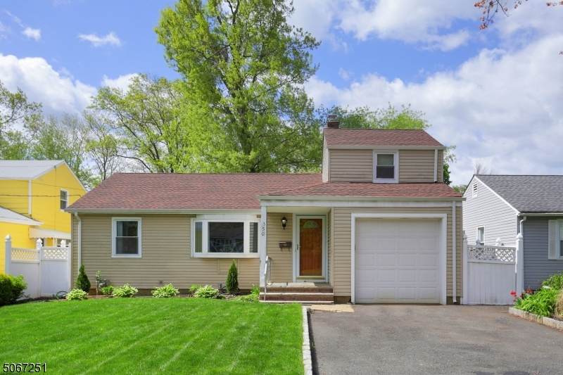 350 Jackson Ave - Photo 1