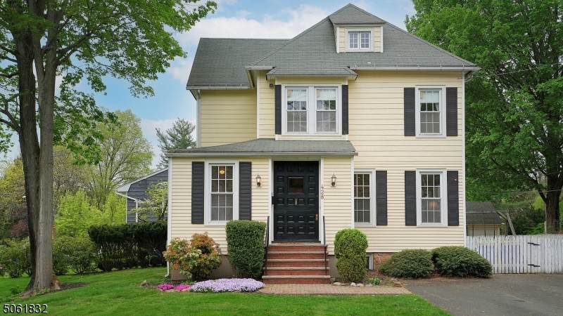 428 Catalpa Ave - Photo 1