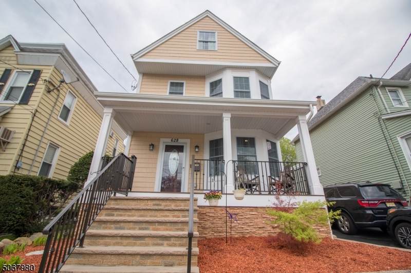 628 Chestnut St - Photo 1