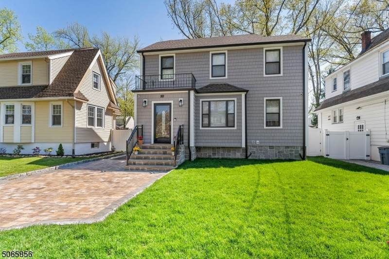 33 Davies Ave - Photo 1