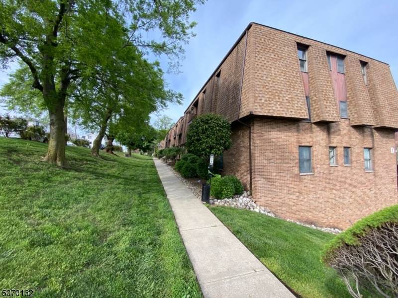 700 Schuyler Ave - Photo 1