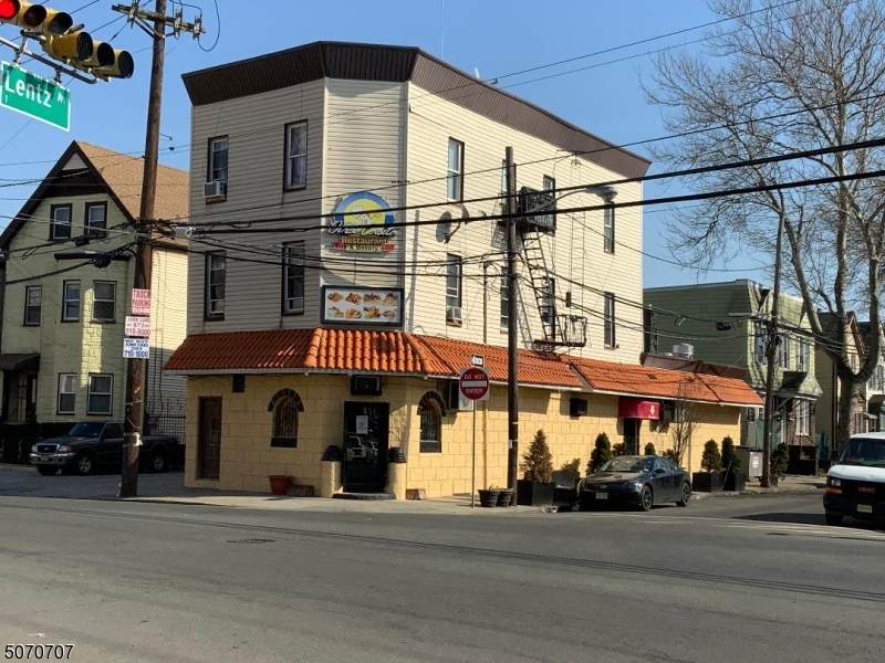 533 Ferry St - Photo 1