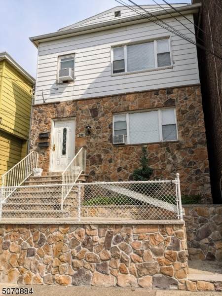 202 Cambridge Ave - Photo 1