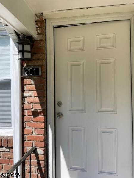 201 E 9th St - Photo 1
