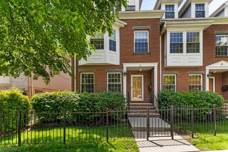 79 Carlton St - Photo 1