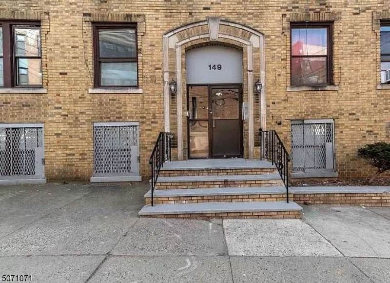 149 Zabriskie St - Photo 1