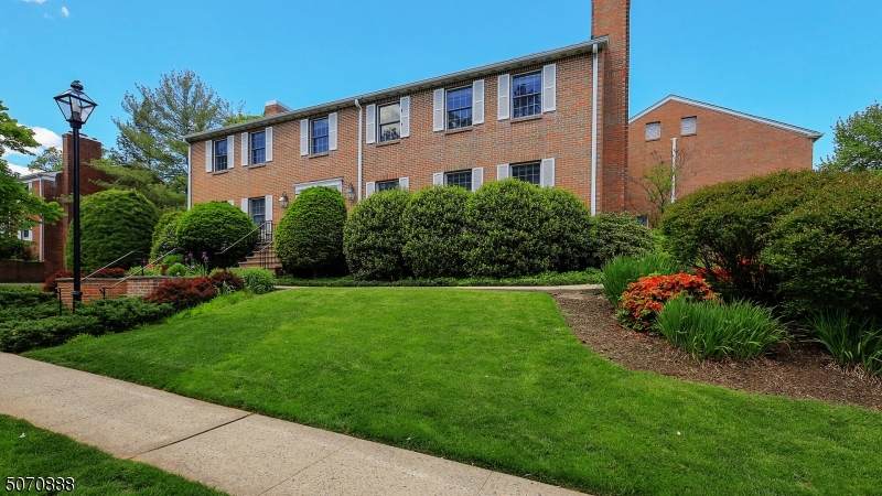 12 Cowperthwaite Pl - Photo 1
