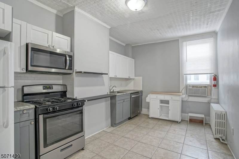 527 Jackson St - Photo 1
