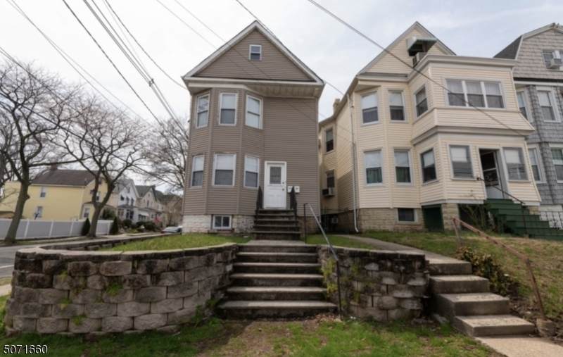 220 Laurel Ave - Photo 1