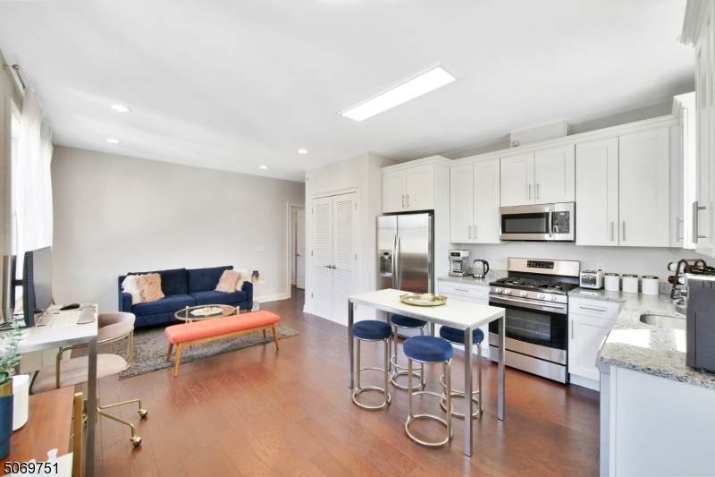 140 36th St - Photo 1