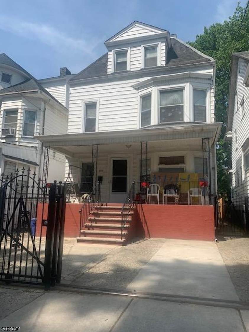 423 4th Ave W - Photo 1