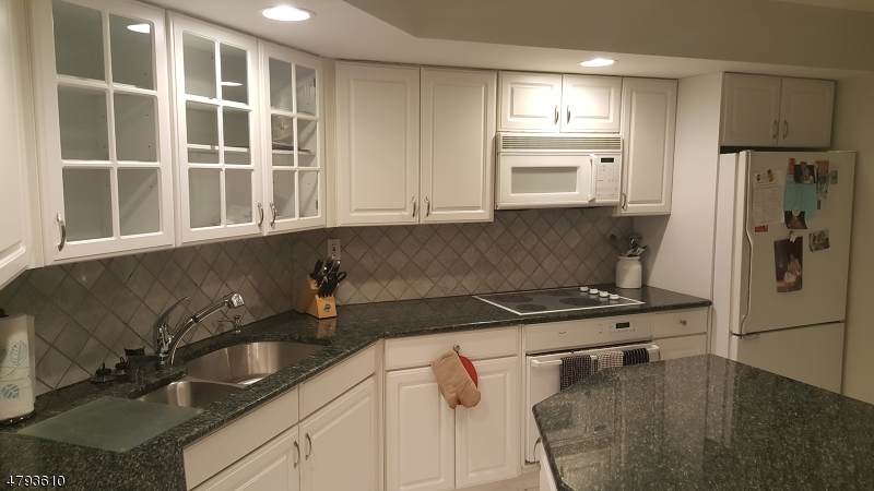 128 Harmon Cove Tower - Photo 1