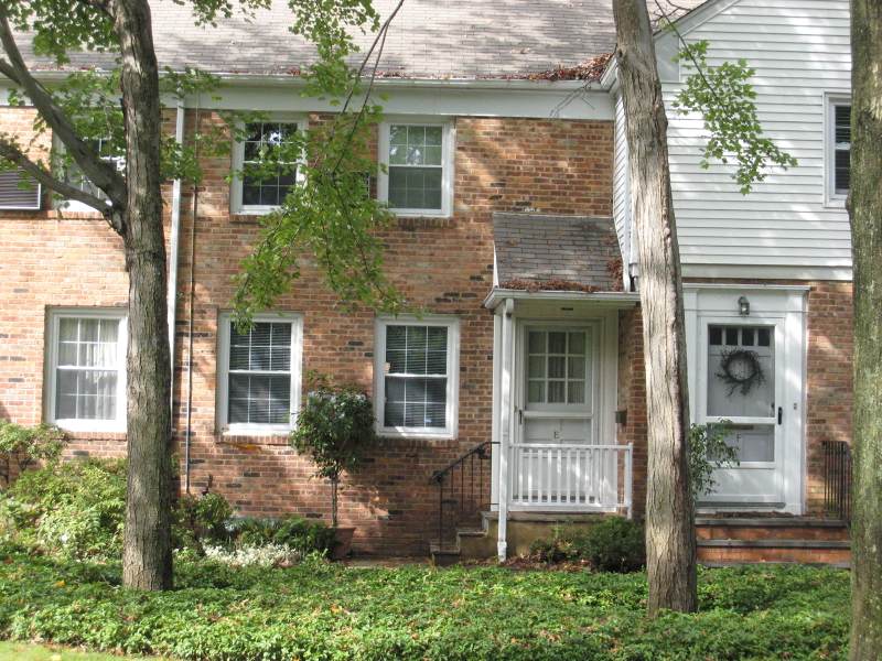 585 Trinity Pl - Photo 1