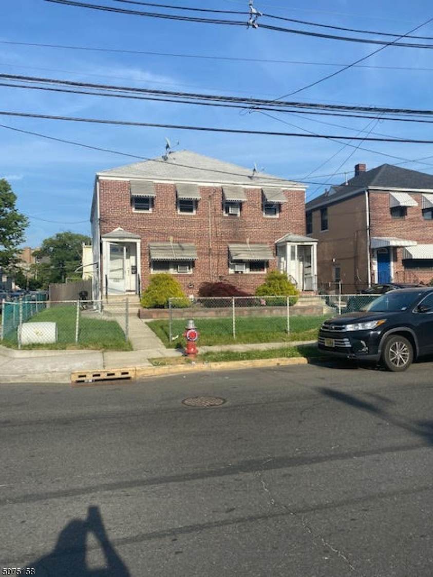 1061 Cross Ave - Photo 1