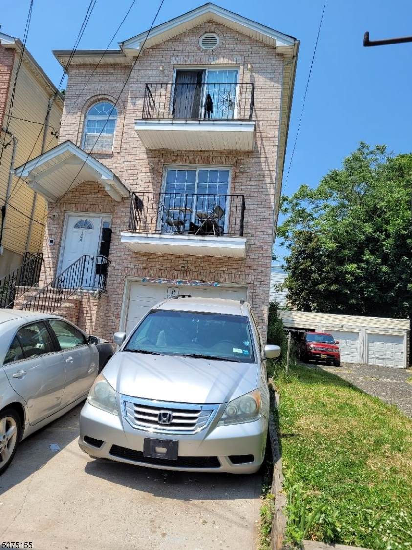 105 Stuyvesant Ave - Photo 1