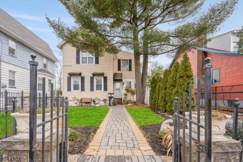 82 Montgomery St - Photo 1