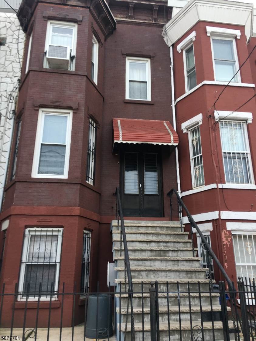 61 Atlantic St - Photo 1