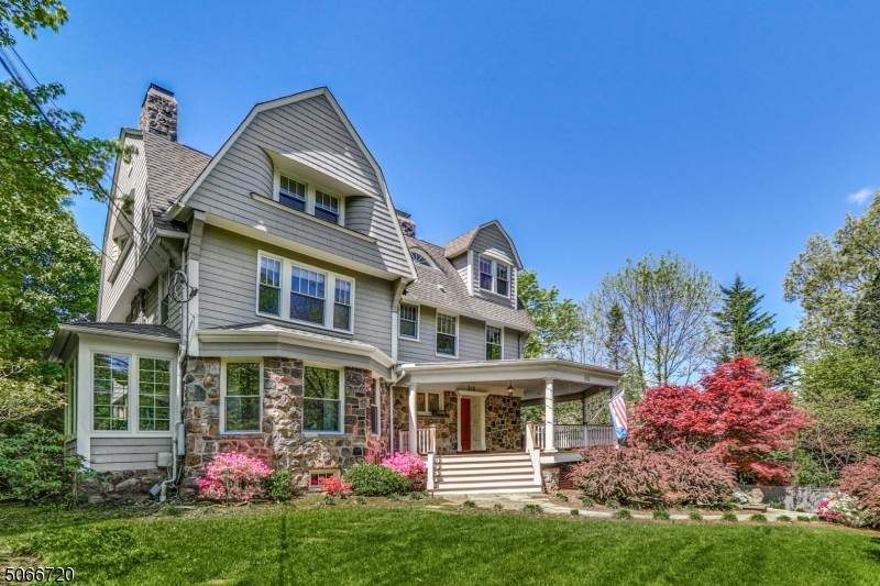 212 Summit Ave - Photo 1