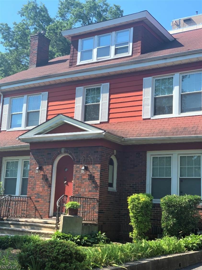38 Custer Ave - Photo 1