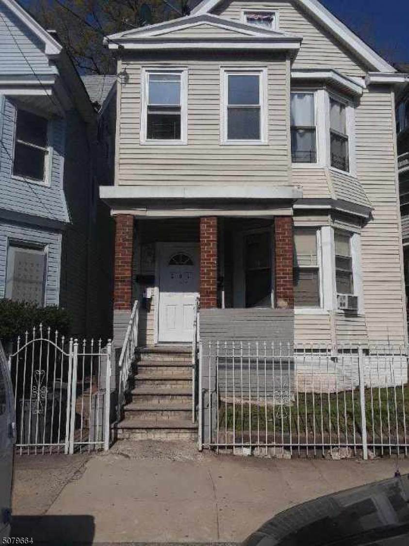 261 S 6th St - Photo 1