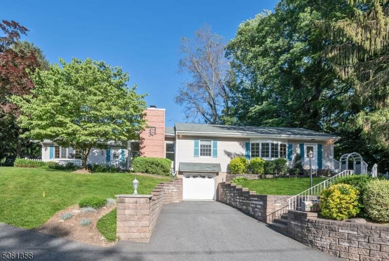 20 Hiawatha Blvd - Photo 1