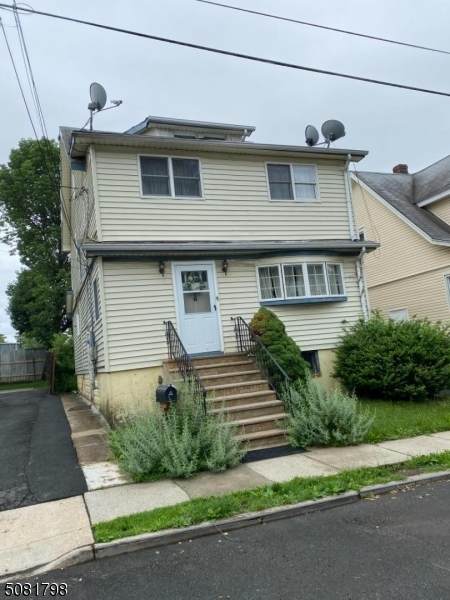 16 Roselyn Pl - Photo 1